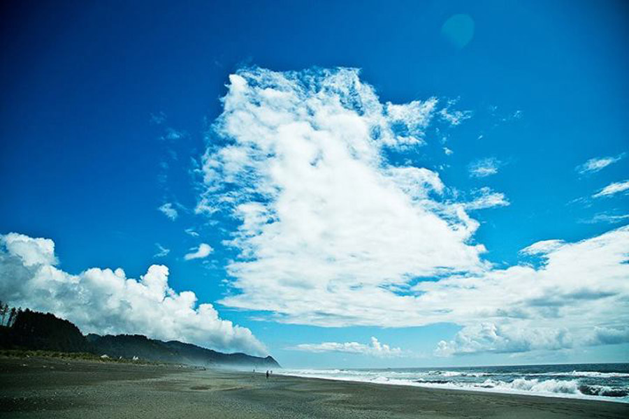 gold-beach-clouds